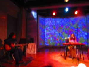 「万有引力」～音とコトバと光のコンサートの様子