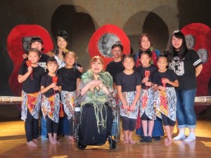 楓民：唄と音楽と語りの芝居の様子